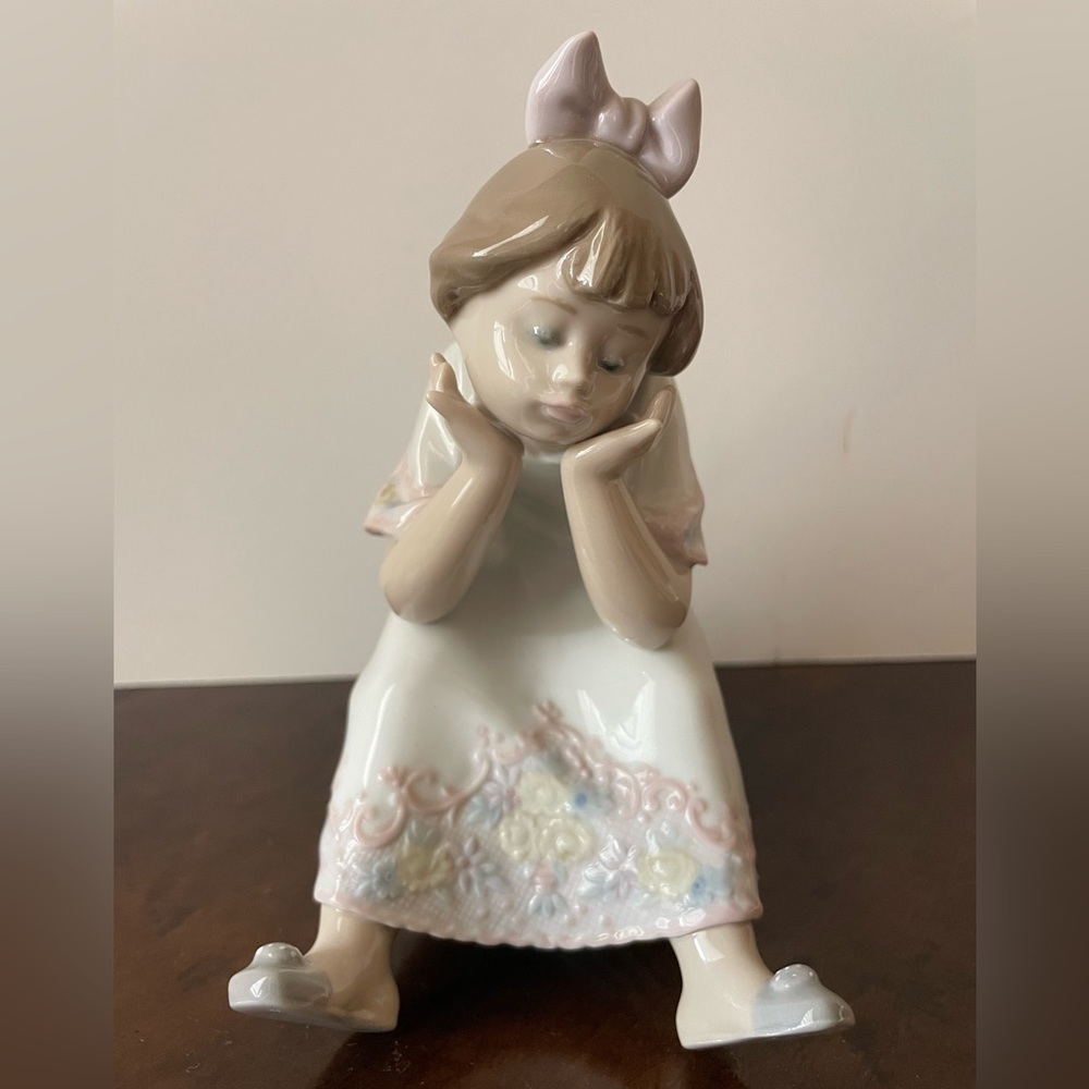 Lladro “Nothing to Do”, Retired 5649, Girl sitting on stool.